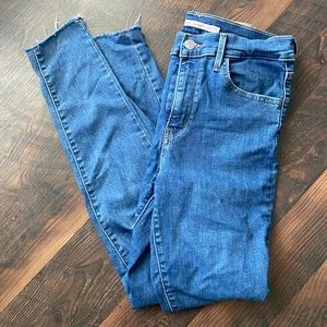 Levi’s High Rise Distressed Skinny Jeans 720